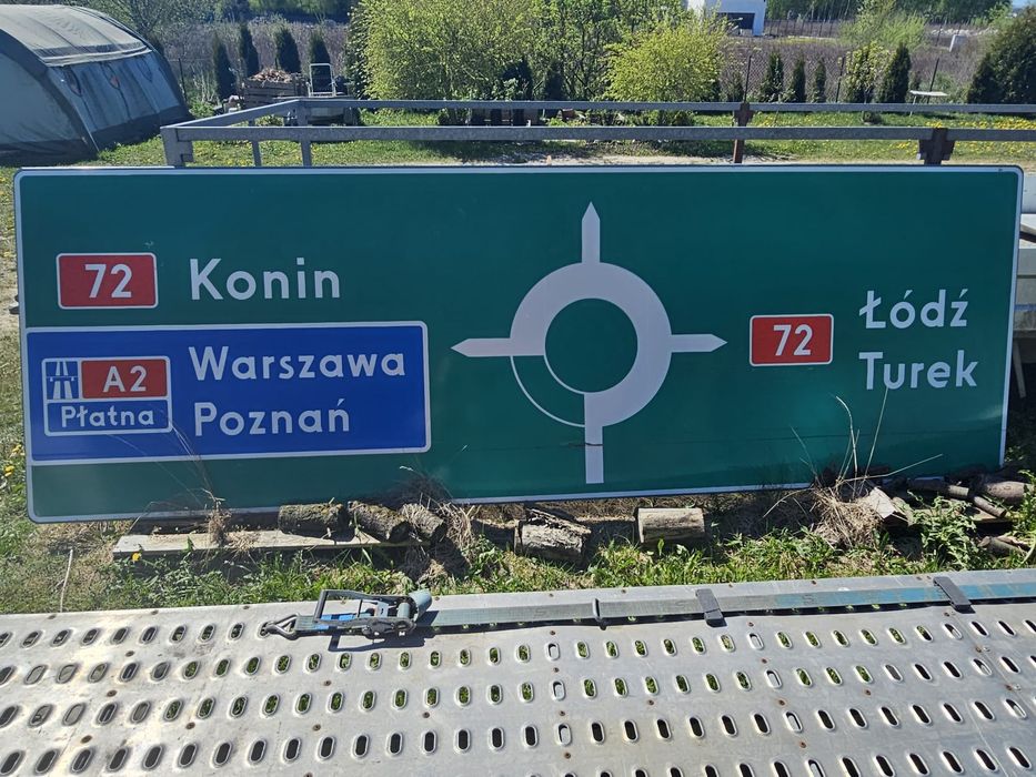 Tablica drogowa, uszkodzona, tylko do użytku prywatnego.