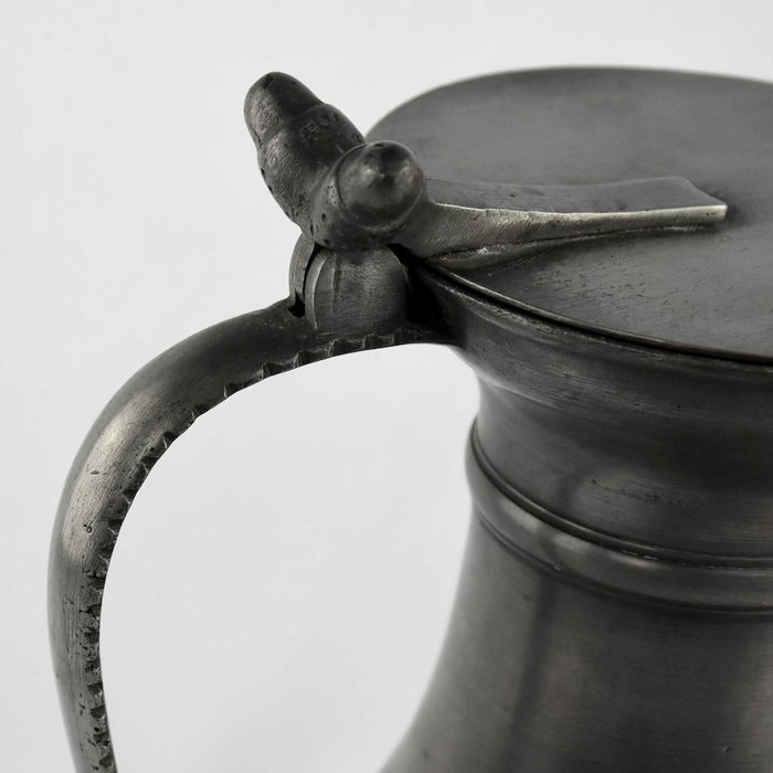 Jarro com tampa e bandeja em estanho puro I. Benor