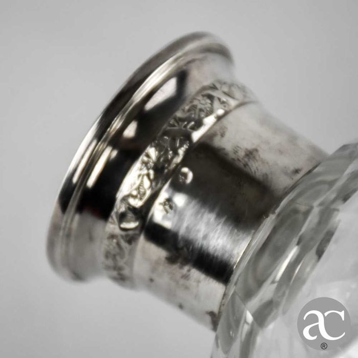 Garrafa em cristal estilo Val Saint Lambert, com gargalo em prata espanhola