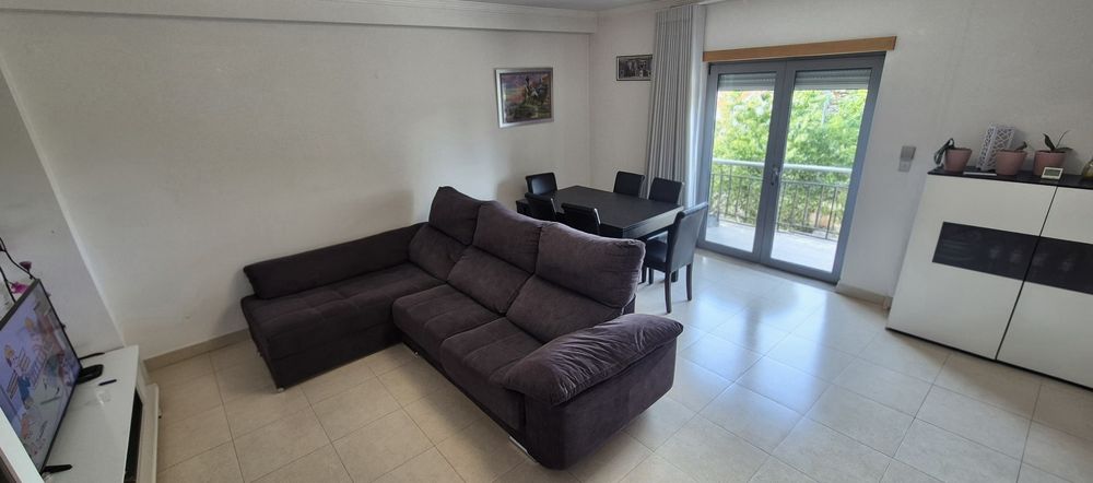 Sala de jantar e estar com sofá..