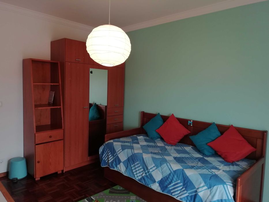 Quarto num excelente apartamento centro Almada