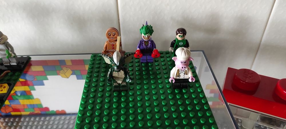 68 Minifiguras lego +  expositores.