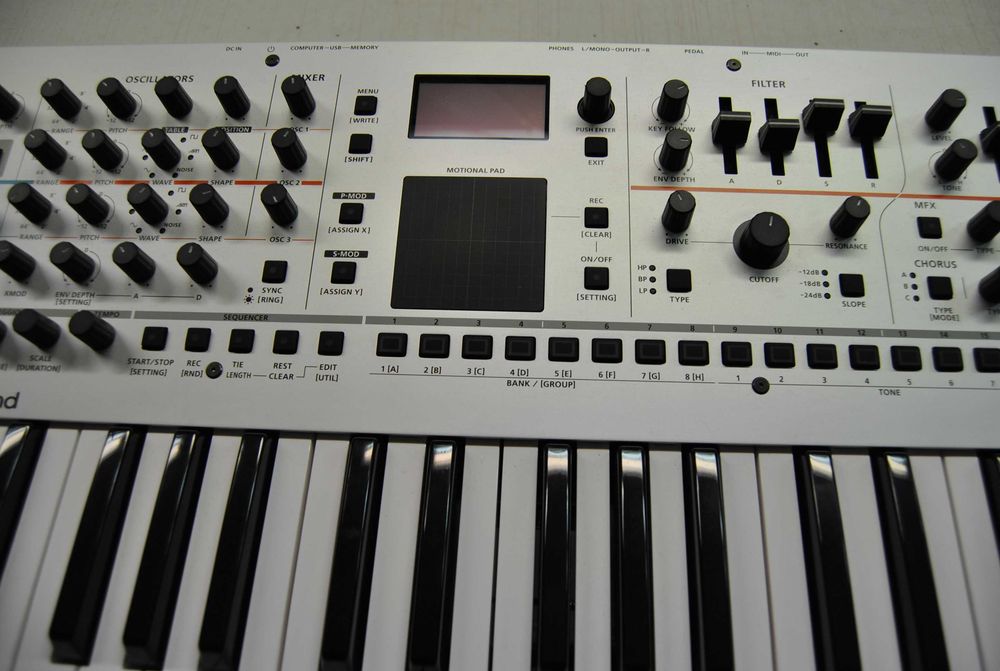 Syntezator Roland GAIA 2