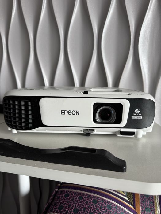 Bardzo jasny projektor Epson EB-U42, kino domowe, idealny na codzień