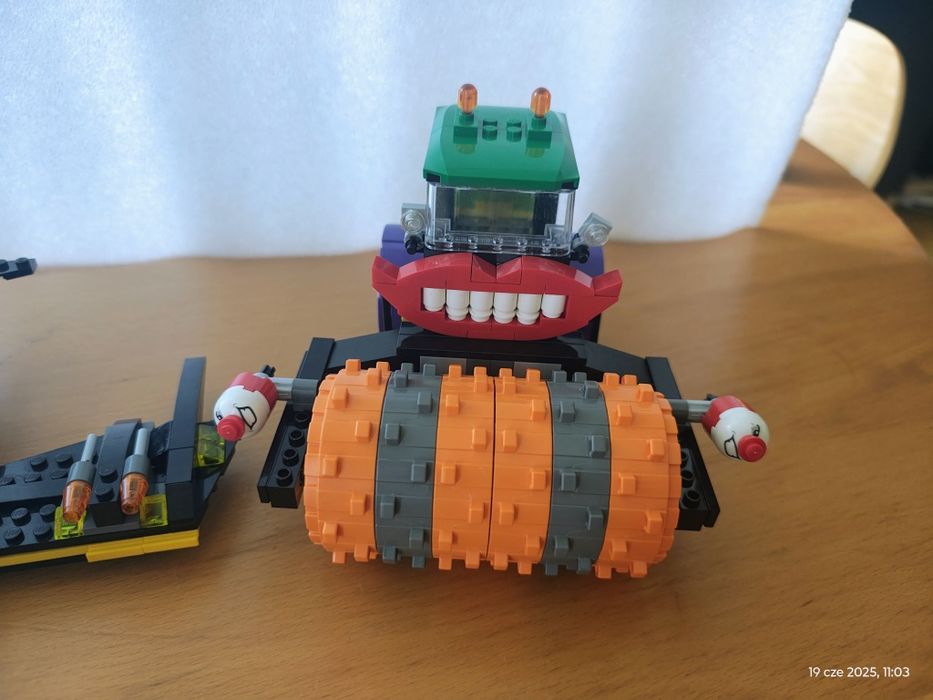 LEGO DC Super Heroes 76013 - Batman: Parowy walec Jokera