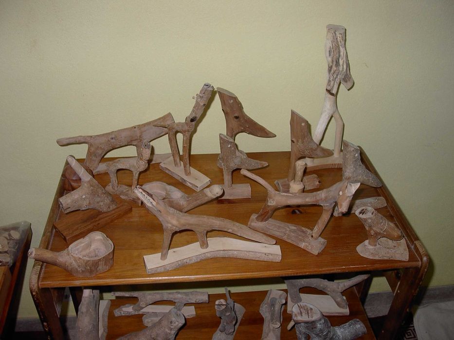 Esculturas em galho de árvore ao natural
