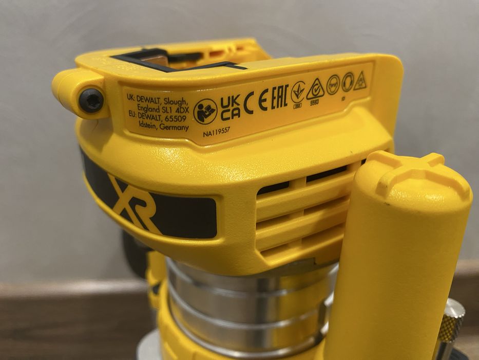 Фрезер DeWalt DCW604NT
