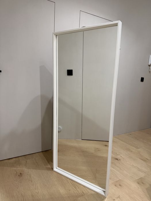 Lusto duże w białej ramie