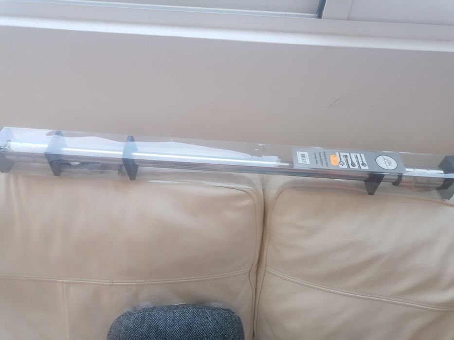 varões cortinados e prateleiras