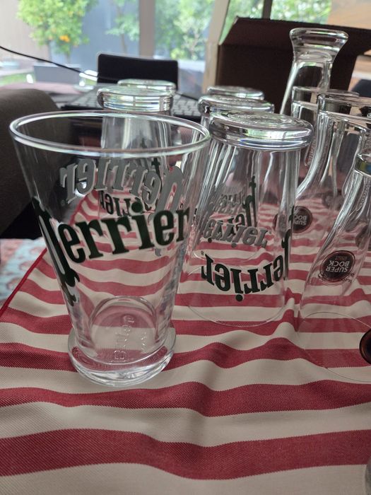 Copos agua marca Perrier