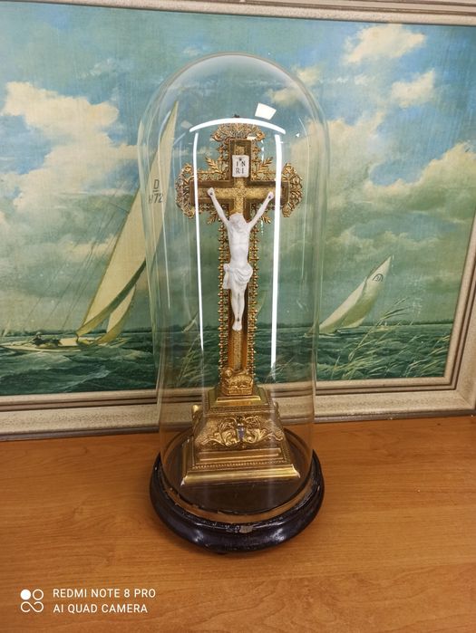 Antyczny krucyfiks z alabastrem w szklanej kopule