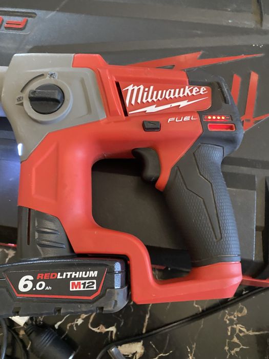 Перфоратор аккумуляторный компактный Milwaukee SDS-Plus M12 FUEL CH-602X