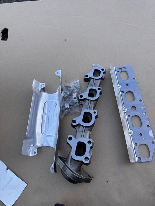 Kolektor Wydechowy Prawy Doga RAM 1500 DT 2019- 5.7 V8 HEMI 68591572AC