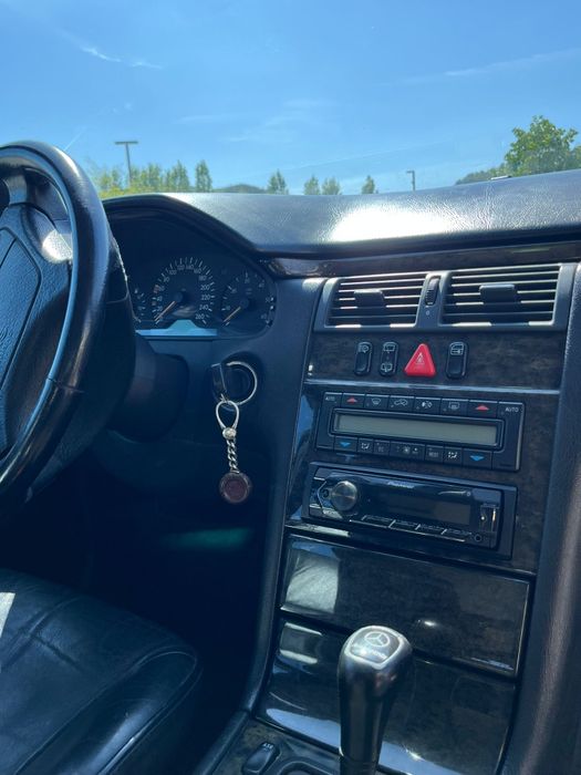 MERCEDES-BENZ E300 Avantgard