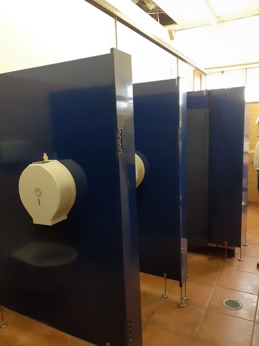 Equipamento WC Completo c/ Divisórias, Sanitas e Banca Inox