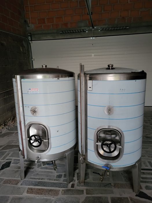 Prensa de uvas, cubas inox e esmagador elétrico