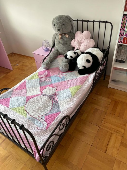 Metalowe łóżko IKEA+materac+stolik nocny+ przykrycie na lozko