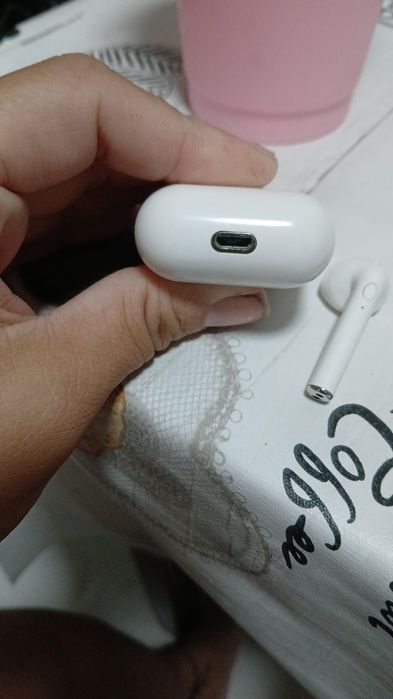 AirPods branco e roda