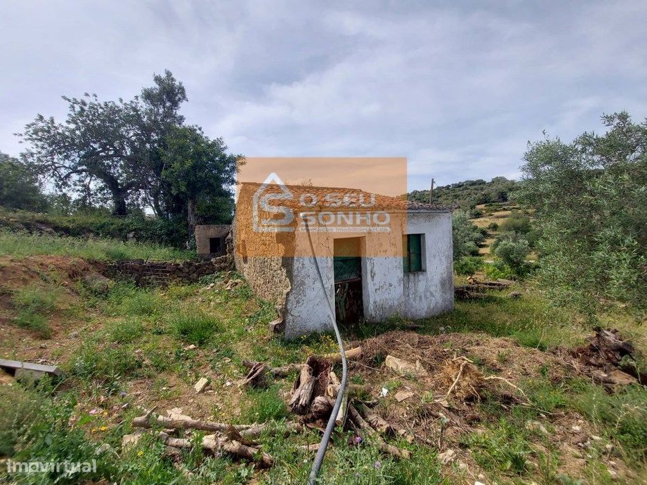 Moradia Antiga para recuperar com Terreno