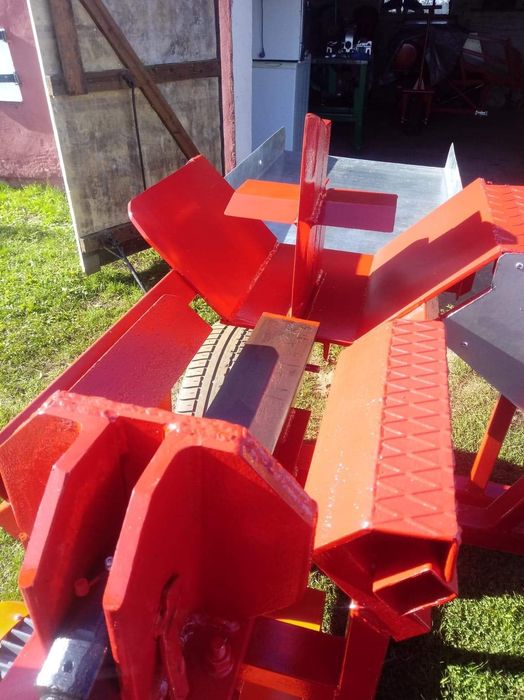 Łuparka hydrauliczna że stołem załadunkowym