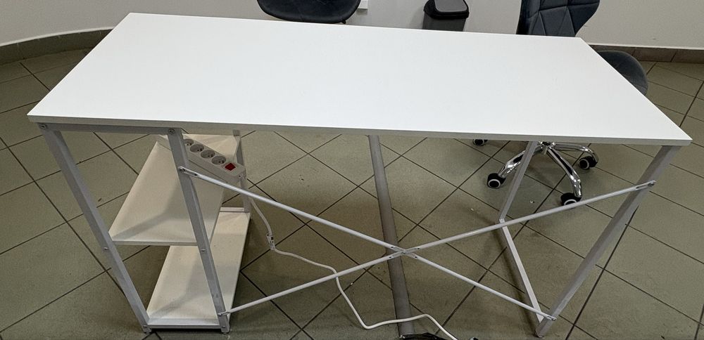 Biurko białe z dwiema połkami