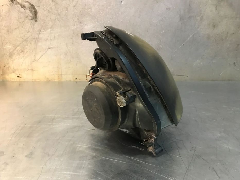 ÓTICA / FAROL XENON RENAULT CLIO II - DIREITO (APOIOS PARTIDOS)