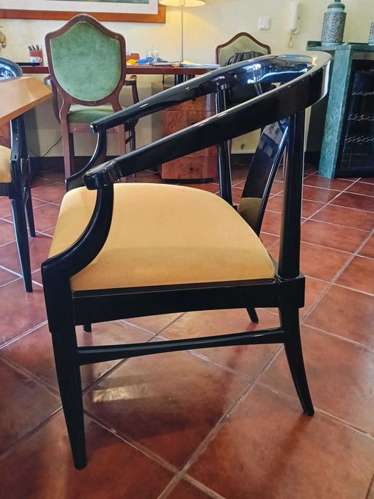 Mesa de Jogos Madeira Pêro Francês + 4 Cadeiras Estilo Oriental Madeira Pêro Francês e estofos em Alcântara