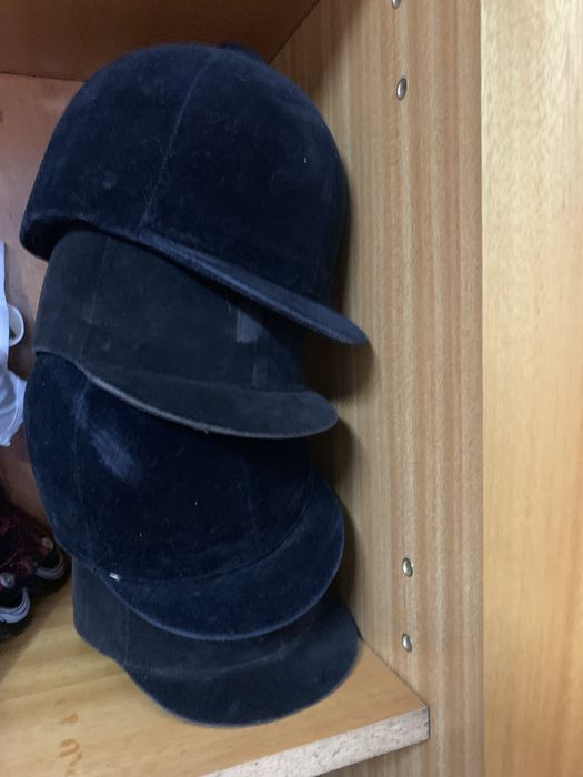 4 Botas montar, 4 tokes,  4 calças e 1 colete acolchiado