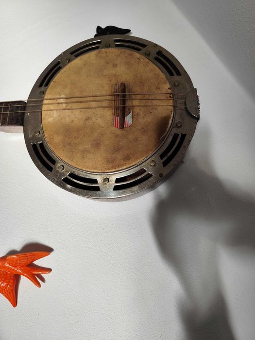 Um Banjo profissional de 4 cordas, conhecido por Bandola