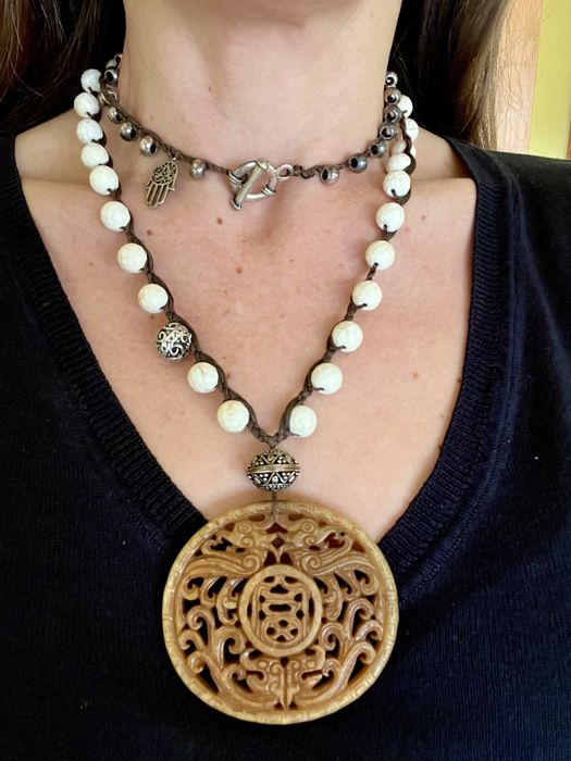 Colar SERENIDADE nude/castanho com medalhão