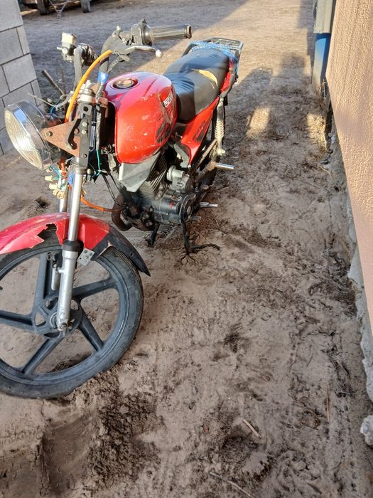 Мотоцикл Racer triumph 150 bike sport на повному ходу присутній торг