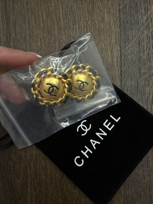 Серьги Chanel.