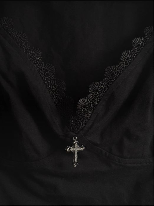 czarny cropp top z krzyzykiem