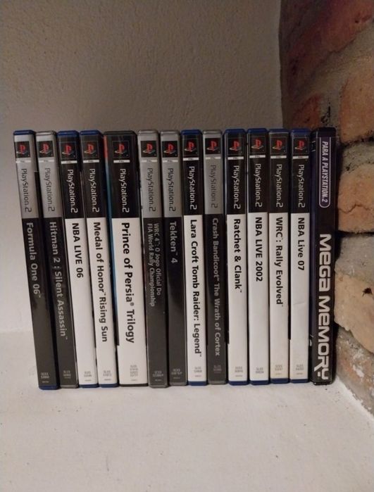 PS2 c/2 comandos +12 jogos + 1 jogo triplo + adaptador à TV
