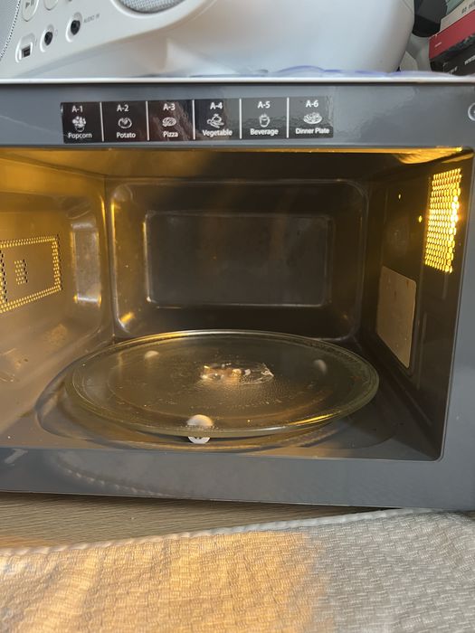 Sharp mikrofala 800 w