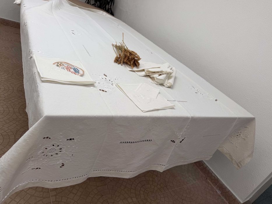 Toalha de mesa em puro linho antigo, bordados da Lixa, nova e por estrear!
