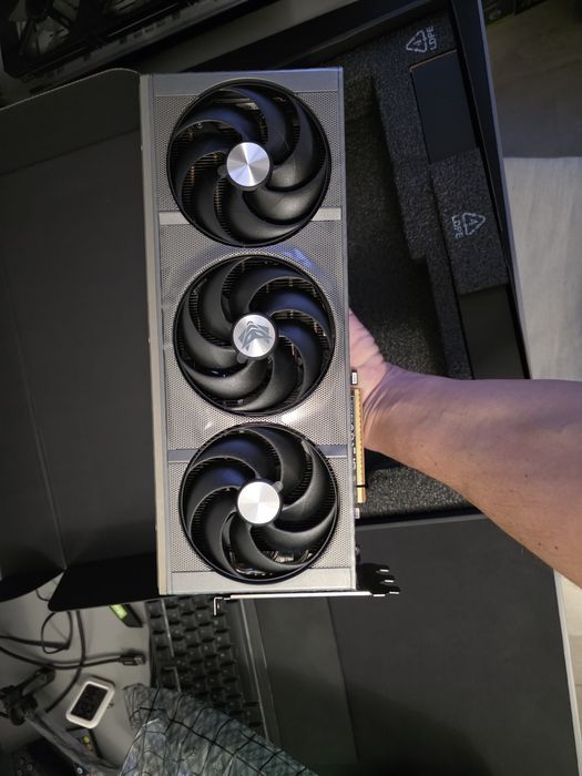 AMD 9070XT Sapphire Nitro+ OC64740662987521123