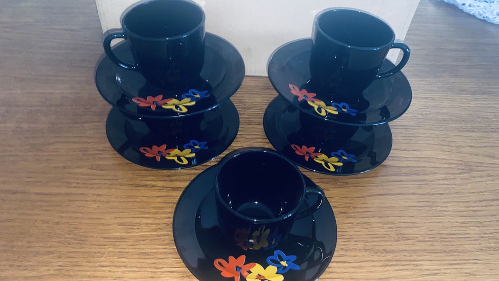 Zestaw filizanek ze spodkami