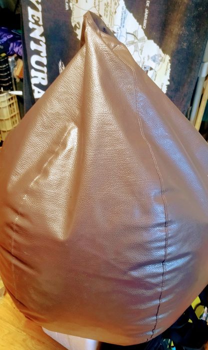 Puff em napa castanha para sala