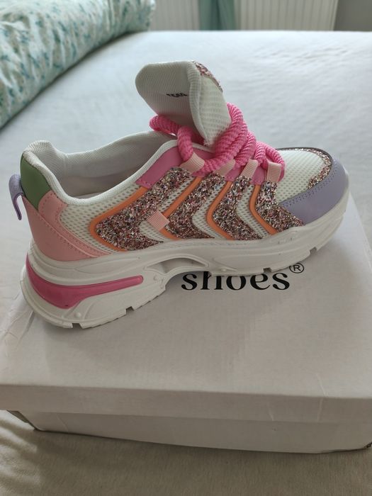 Sneakersy na masywnej podeszwie zdobione brokatem
