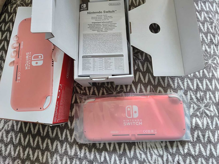 Nintendo Switch Lite, nowa, z oryginalnym pudełkiem oraz ładowarką.