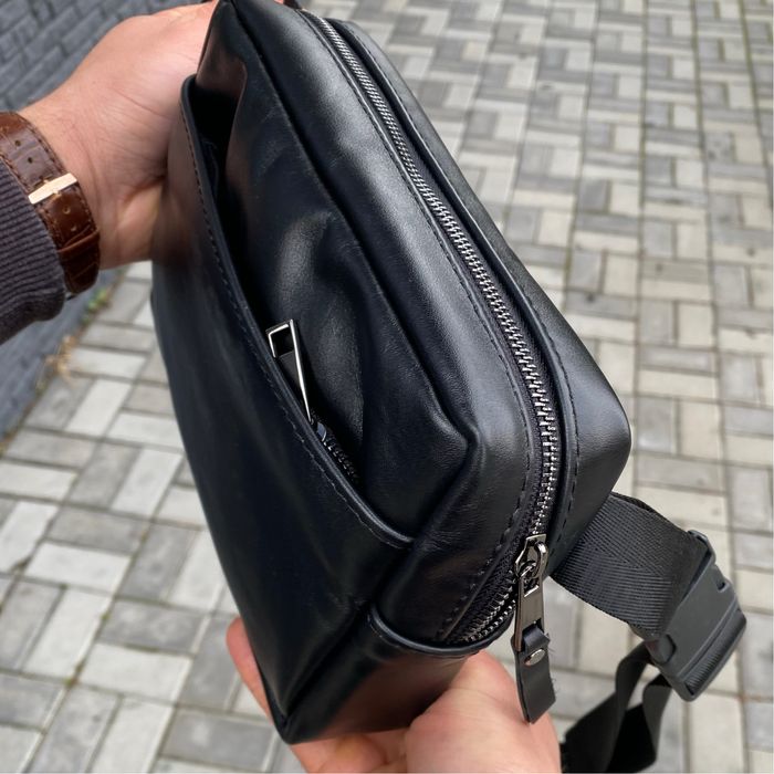 Нагрудна сумка з натуральної шкіри бананка Cube гладка чорна