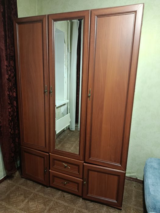 Велика шафа у кімнату