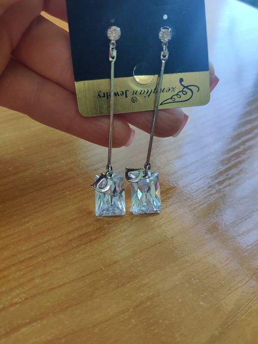 Серьги с каменями сваровски