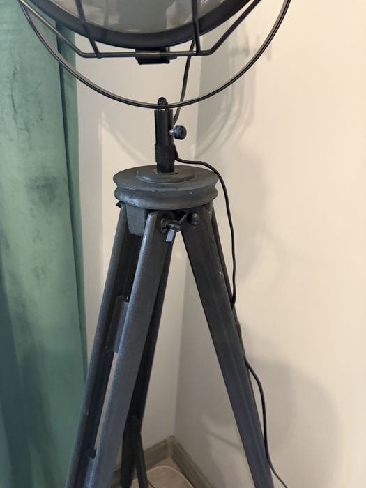 Lampa na statywie