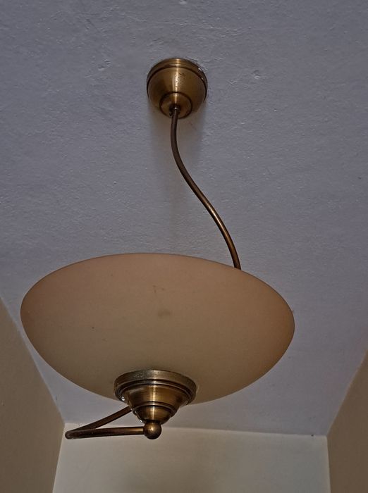 Candeeiro de tecto beje.