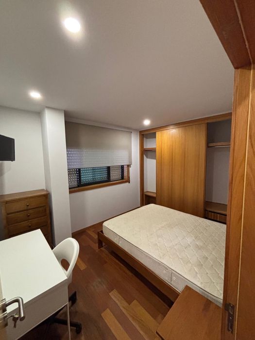 Alugo quarto em a 2 minutos da universidade