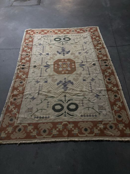 Tapete de Arraiolos feito à mão – peça tradicional portuguesa” 1960