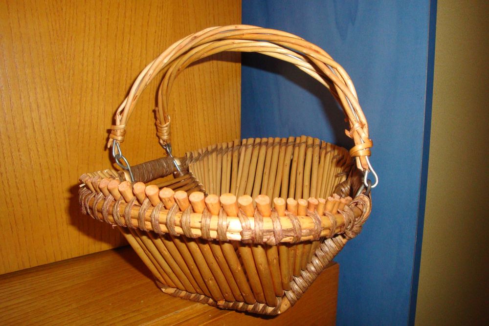 Koszyk z rączką.