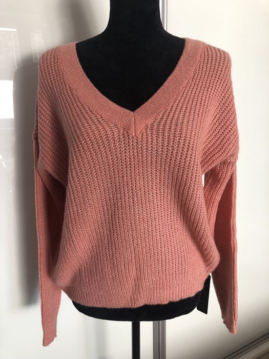 Sweterek różowy z dekoltem w serek
